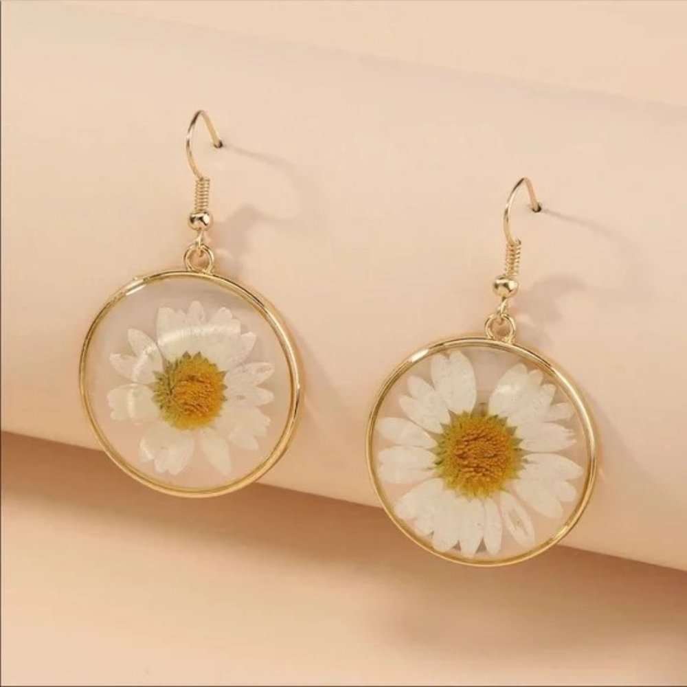 “Daisy Sundays” Real Flower Gold Circle Pendant Bohemian Hippie Plant Earrings - Picture 4 of 5